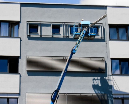 Šikmý naklápěcí slunolam pro střechu zimní zahrady