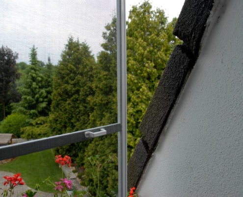 Obloukové sítě proti hmyzu do oken a do dveří pro rodinný dům
