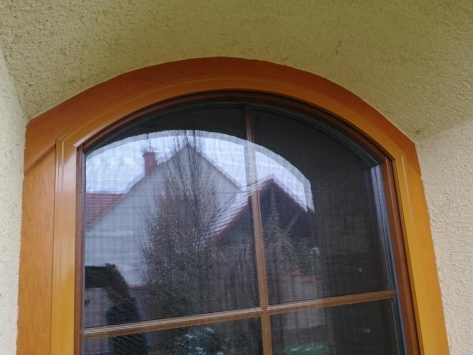 Obloukové sítě proti hmyzu do oken