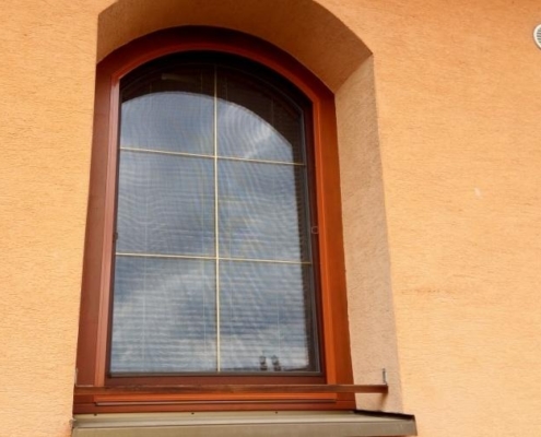 Obloukové sítě proti hmyzu do oken a do dveří pro rodinný dům